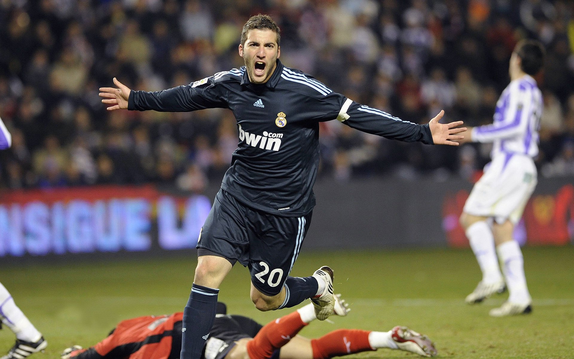 德甲强队多特蒙德签下意大利前锋,实力大增,多特蒙德在德甲地位