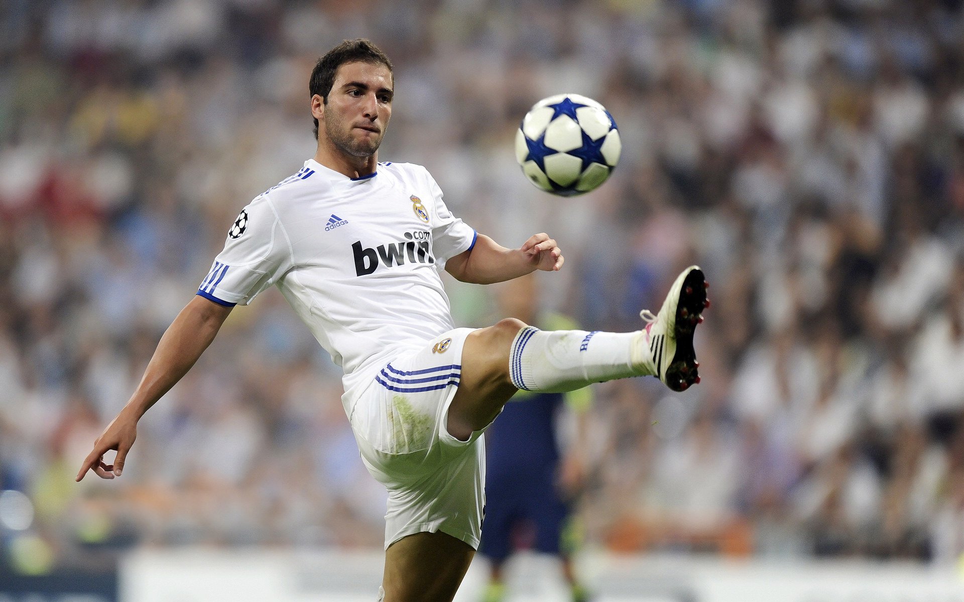 爱游戏官网充值-欧冠现场观众：你看到了哪些难忘的精彩瞬间？，欧冠经典回顾