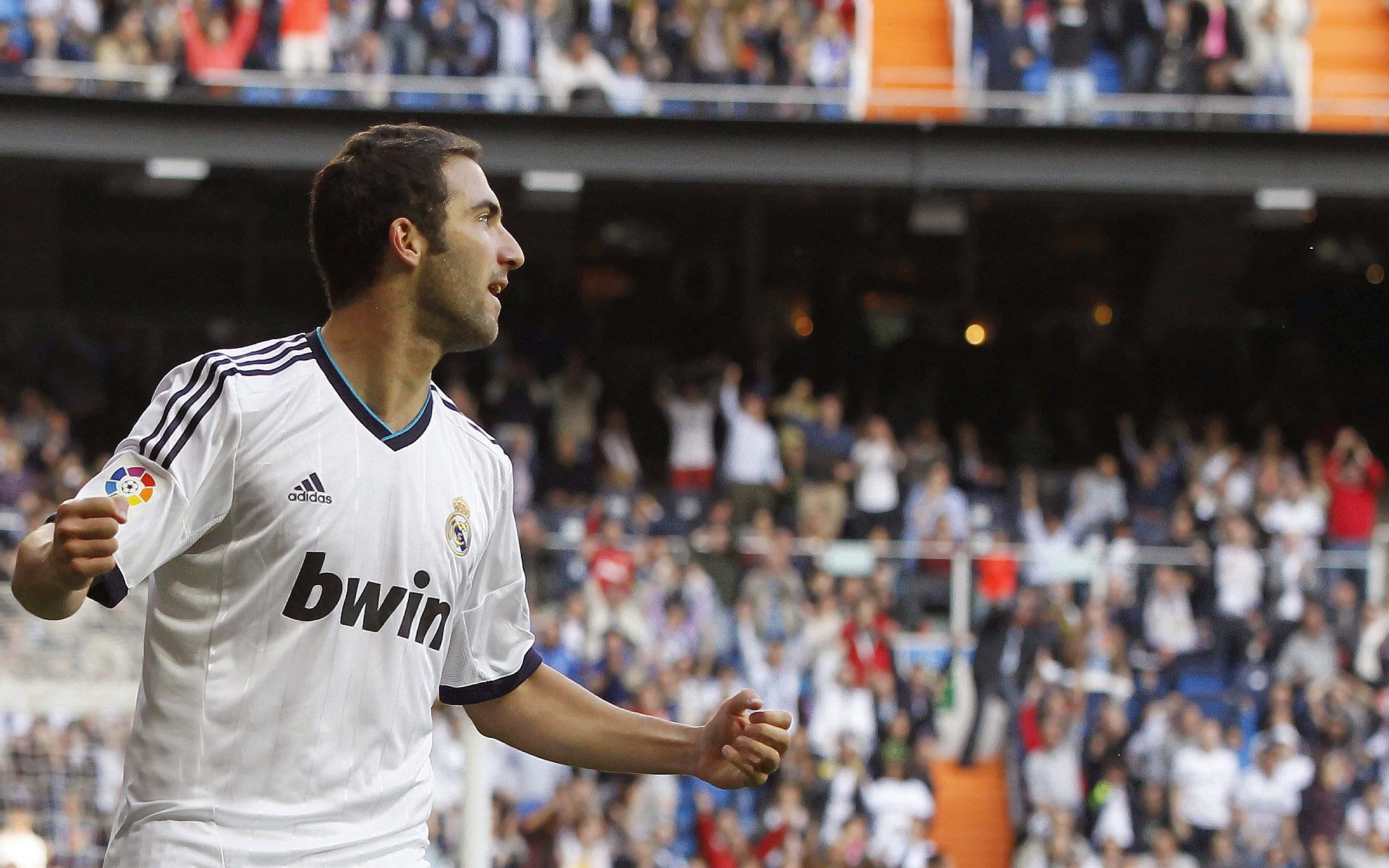 绿军球员全力以赴，为球队取得胜利贡献力量，绿军球星
